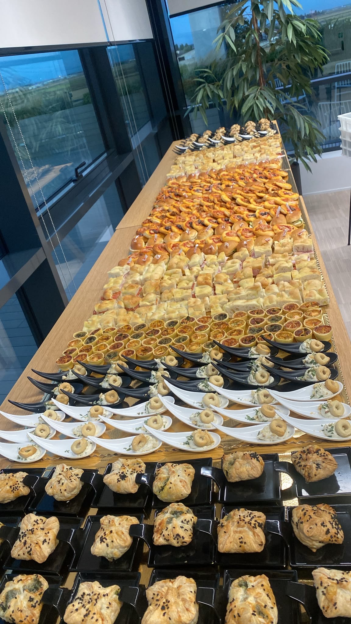 Buffet di proposte salate preparato per un catering