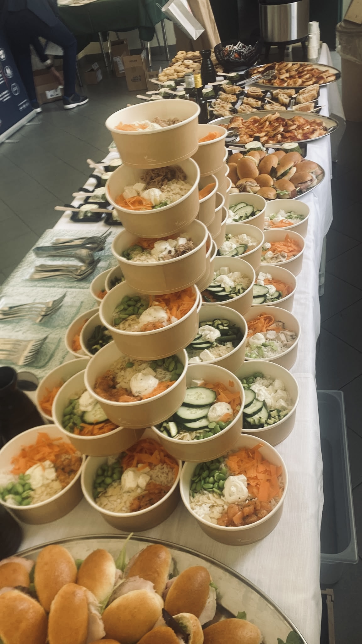 Insalate e panini preparati per un buffet