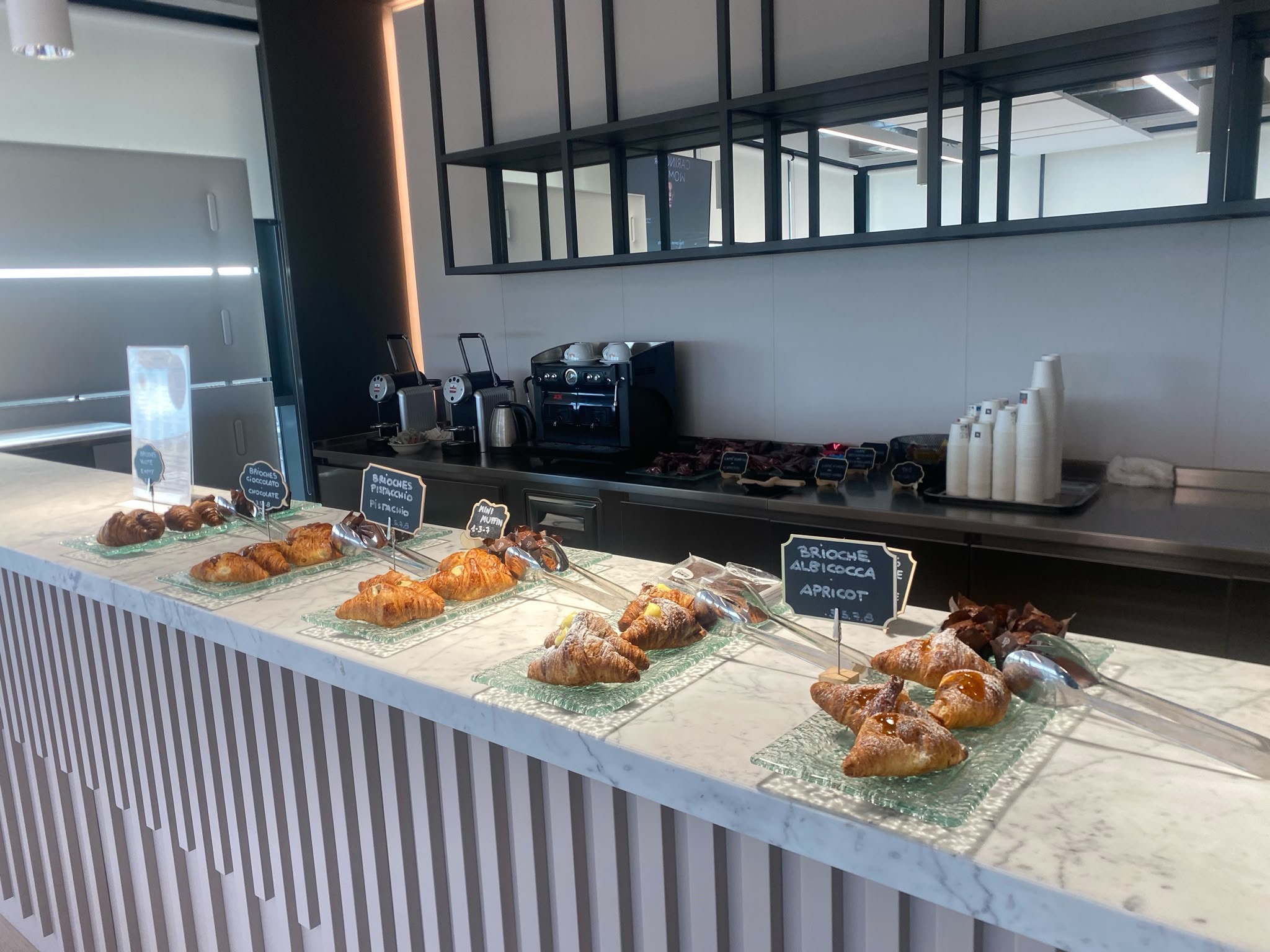 Croissant allestiti per una colazione aziendale