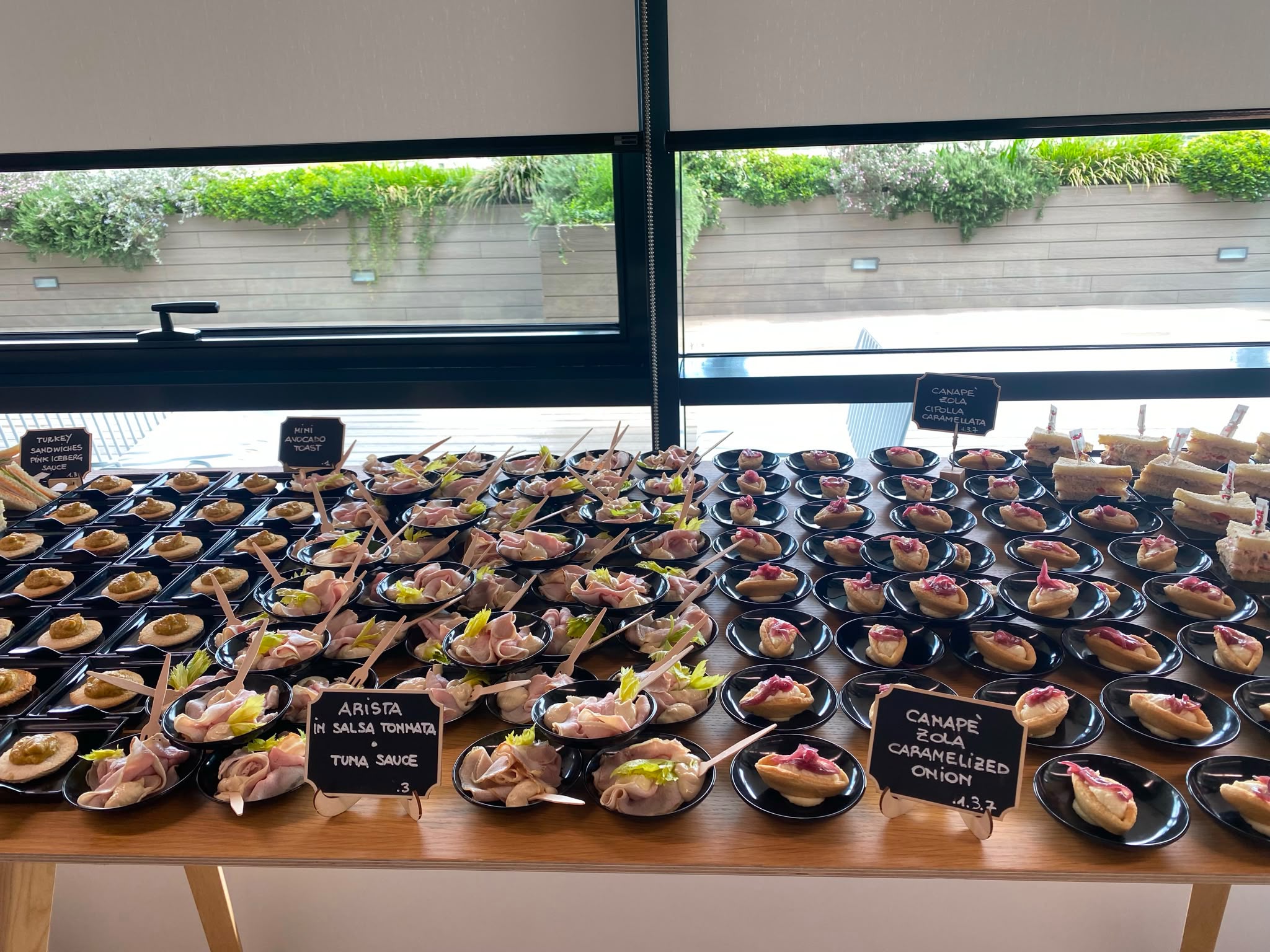 Tavolo catering allestito per un evento