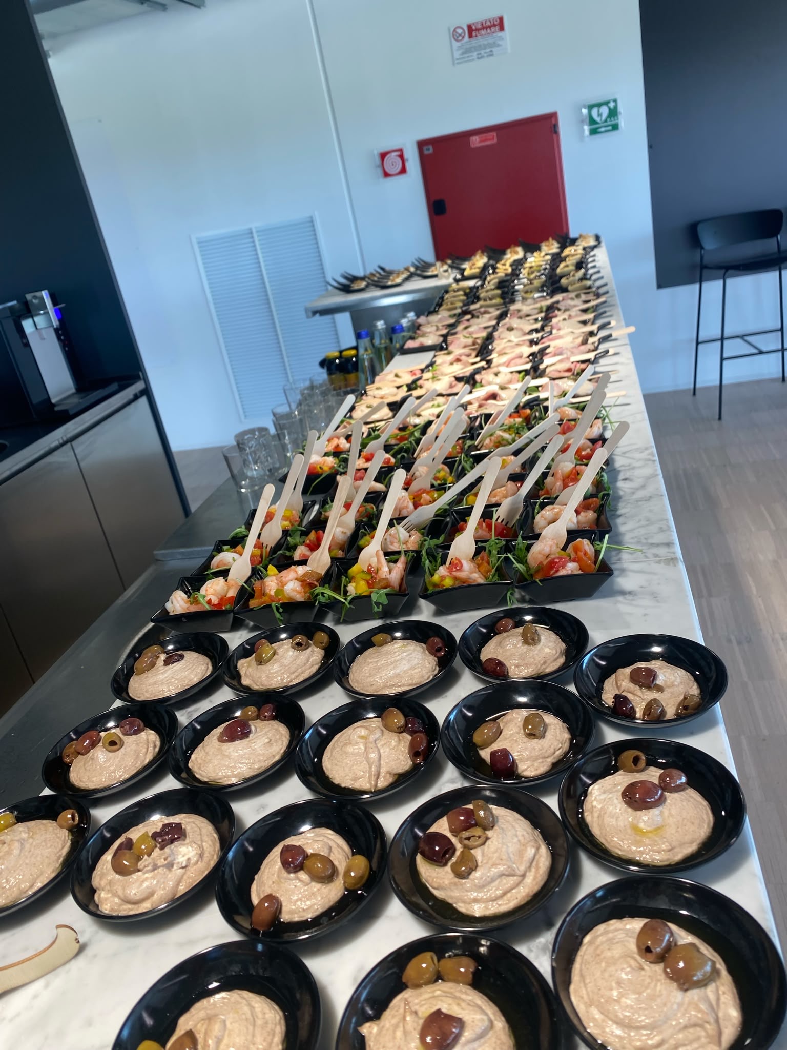 Antipasti monoporzione disposti per un evento
