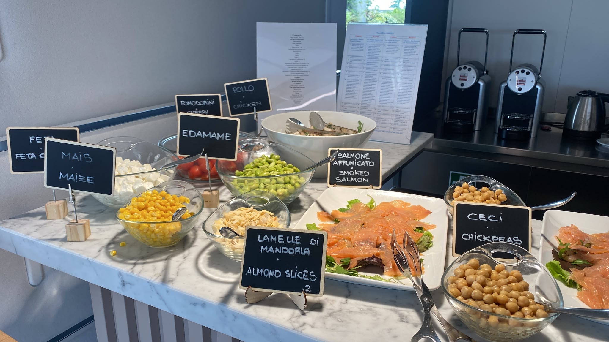 Buffet di insalate con ingredienti assortiti