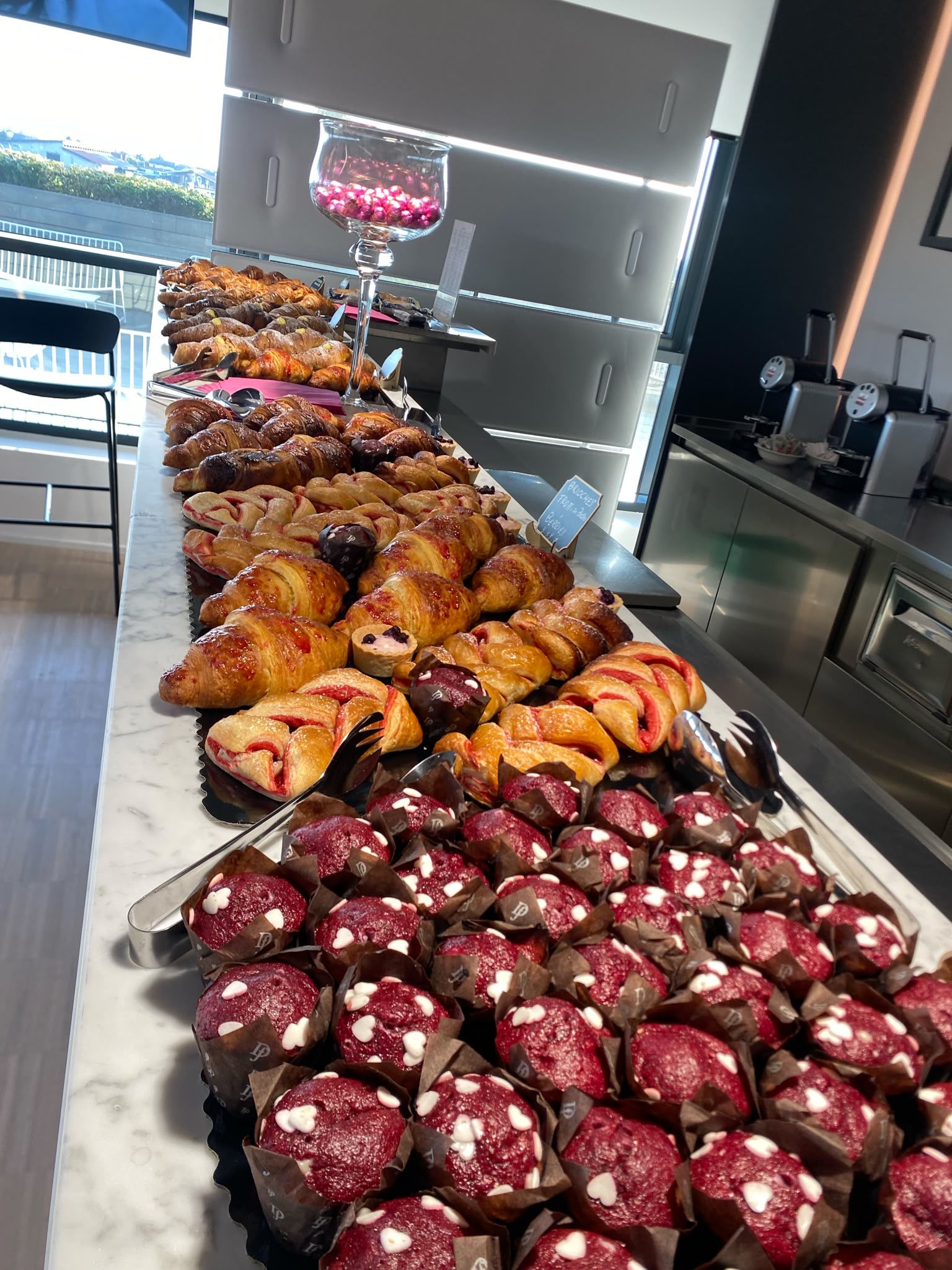 Dolci e croissant preparati per una colazione di lavoro