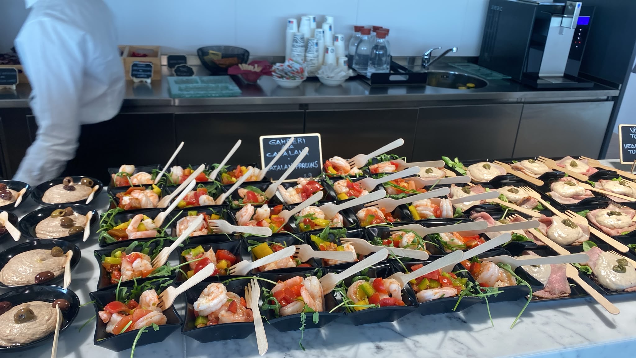 Gamberi e antipasti monoporzione per un catering