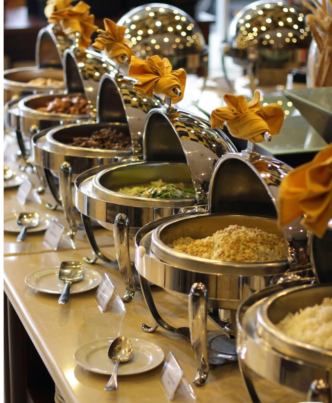 Buffet caldo allestito per un evento