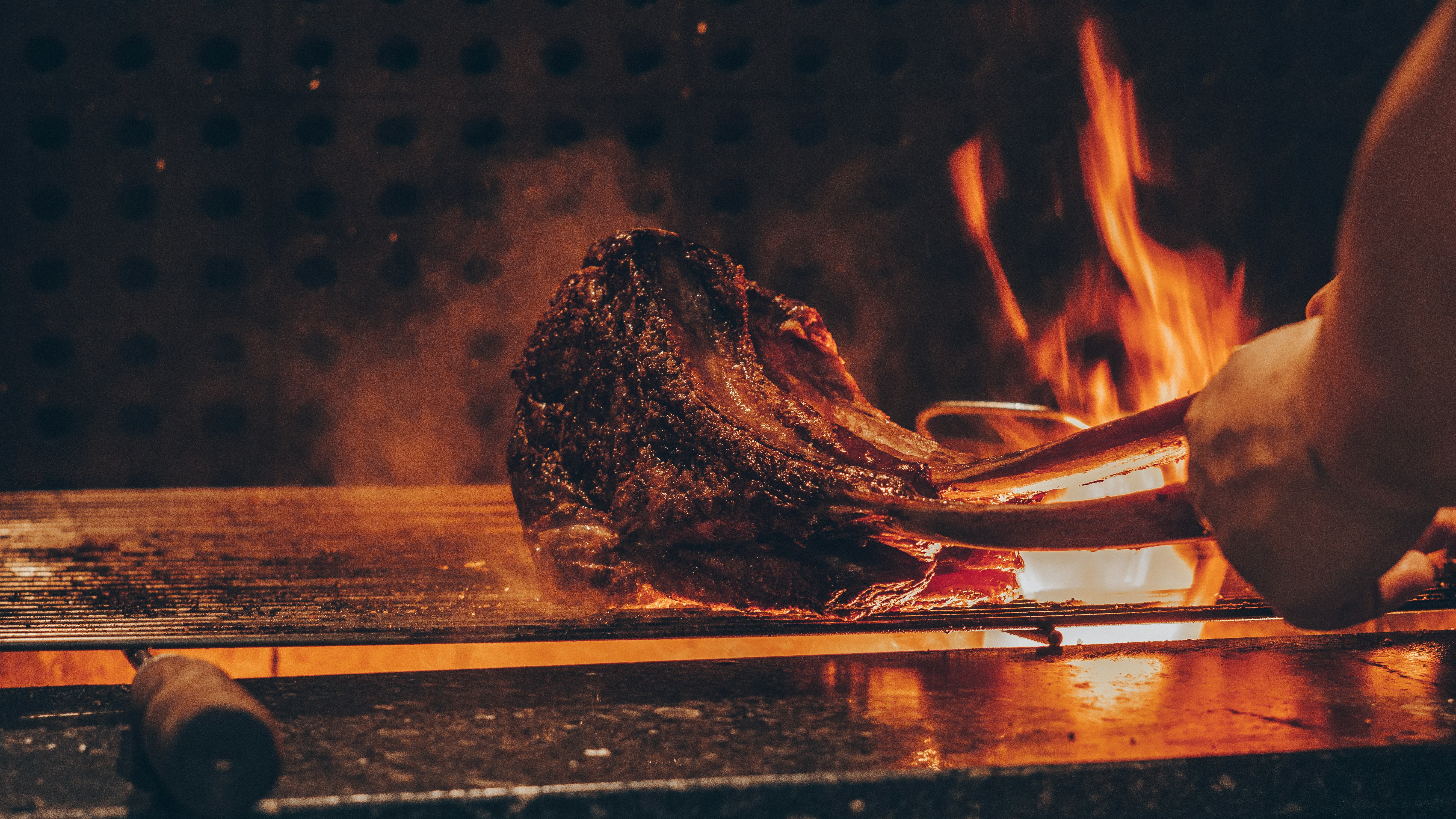 Dettaglio caldo di cucina con fiamme sullo sfondo